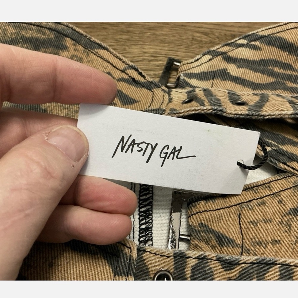 Nasty Gal Strapless Tiger-Print Buckle Crop Top. NWT. Size 2 - Picture 3 of 6